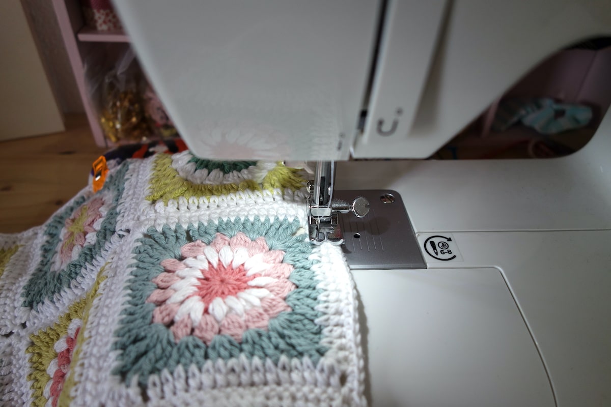 Crocheter un coussin en granny squares tuto détaillé en photos