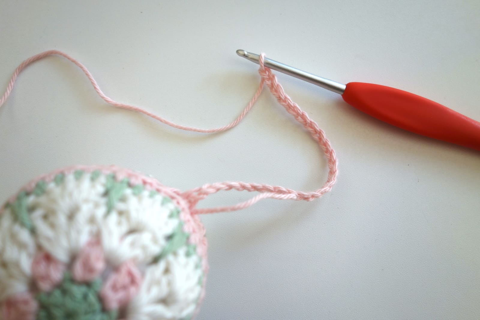 Le tuto gratuit des boules de Noël au crochet en granny squares